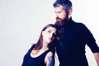 aşık çift. dövme ile acımasız sakallı adam ve kadın. kuaför ve berber dükkanı. dövme salonu. erkek sakal bakımı. seksi kız ile hipster adam. Ilişki. moda çift. kopyalama alanı