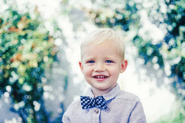 Joyeux partrait d'enfant. Garçon mignon ludique gai enfant drôle grimace visage. Enfant insouciant. Le petit enfant aime marcher. En costume et noeud papillon . — Photo