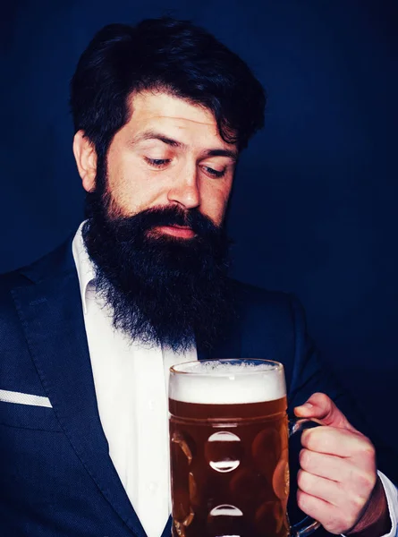 Brutaler Hipster-Bärtiger sitzt an der Theke. Mann mit Bierkrug. Mann trinkt Bier. das Konzept des Oktoberfests. — Stockfoto