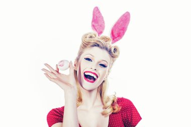 Tavşan kostümlü güzel bir kadın. Tavşan kostümlü güzel bir kadın. Av yumurtası. Güzel kız Paskalya yumurtası için avlanır. Tavşan kulaklı tatlı kız Paskalyayı kutluyor.