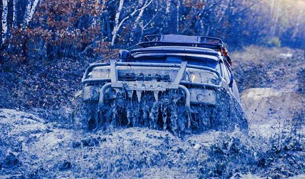 4 × 4旅行トレッキング。泥の上をオフロード車は山に行く。泥や水のオフロードレースでスプラッシュ。サファリだオフロードだ冒険旅行。オフ山の道路上の道路旅行。オフロード車 — ストック写真