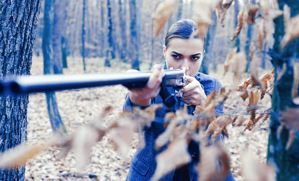 Militärmode. Gewehrlauf. Erreichen von Zielen. Mädchen mit Gewehr. Verfolgungsjagd. Waffengeschäft. Jägerin im Wald. erfolgreiche Jagd. Jagdsport. Frau mit Waffe. Scheibenschuss. Hobby — Stockfoto