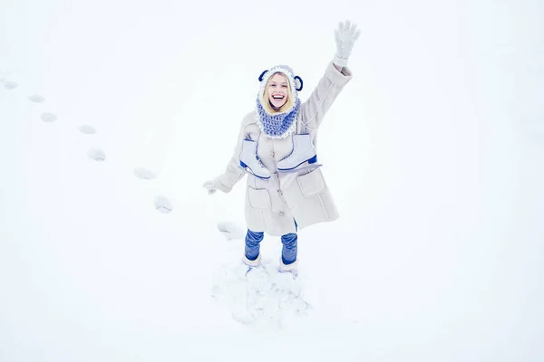 Schöne Frau, die im Winterpark spazieren geht und sich wunderbar fühlt. Frohe Winterspaß-Frau. Model mit stylischer Strickmütze und Handschuhen. — Stockfoto