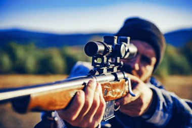 Avcı hayvanlar lekelenme kapsamlı güçlü tüfekle. Hunter avı av tüfeği silahla. Avcı Güz av sezonu.