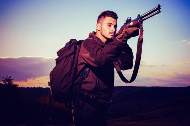 Kil ve skeet atıcılık spor. Hunter avı av tüfeği silahla. Avcılık öldürme ya da bindirme hayvan uygulamadır. Av silahı.