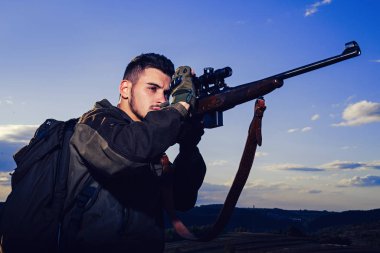 Hunter orman hedefleyen tüfeği. Hunter avı av tüfeği silahla. Güz av sezonu avcısı. İzini.