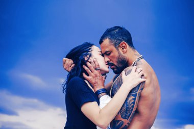 Şehvetli çift öp. Seni seviyorum. İki aşık. Romantik ve aşk. Tutku ve şehvetli öpüşme.