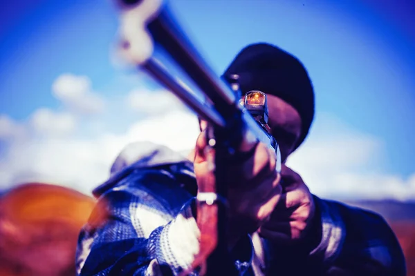 Hunter aiming rifle in forest. Hunter with shotgun gun on hunt. Autumn hunting season. Barrel of a gun. Hunting gun. — Stock Photo, Image