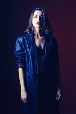 Zarif bir kadın. Koyu kırmızı backdround üzerinde model. Yüksek moda portre. Moda stüdyosu çekimi. Güzel genç kadın.