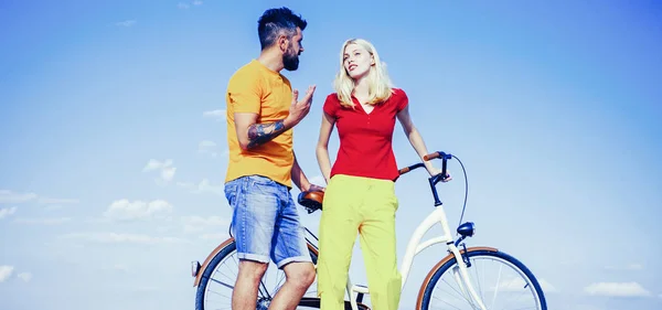 낭만적 인 젊은 부부. 아름다운 여름날. 은퇴. 모험과 휴가 개념. 푸른 하늘 배경에 복고풍 자전거와 여름 여자. — 스톡 사진