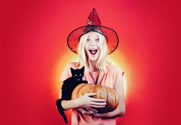 Sexy blondynka z dynią i czarny kot. Koncepcja Halloween. Gotowy tekst hasło lub produktu. Świętować Halloween szeroki plakat dla Happy halloween. — Zdjęcie stockowe