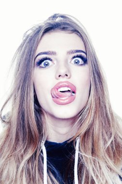 Kamera beyaz arka plan üzerinde seyir komik hippi kız portresi. Komik kadın. Sürpriz ve komik bir kadın portresi kapatın.