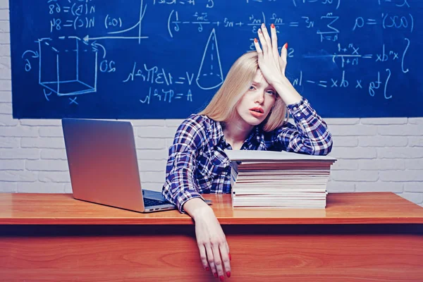Opstarten. Overwerkt. Kennis. Student studeert stress hoofdpijn voor test of examens in het klaslokaal. Jonge vrouwelijke student klaar om examen testen te schrijven. — Stockfoto