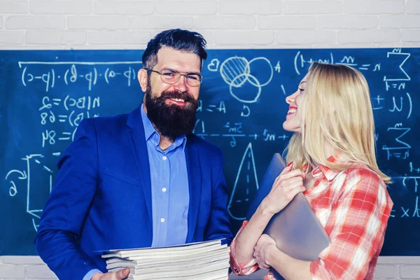 Jeune professeur près du tableau dans la classe de l'école. Étudiants campus éducation connaissance concept. Concept de collaboration d'équipe. Journée des professeurs. Journée scolaire . — Photo