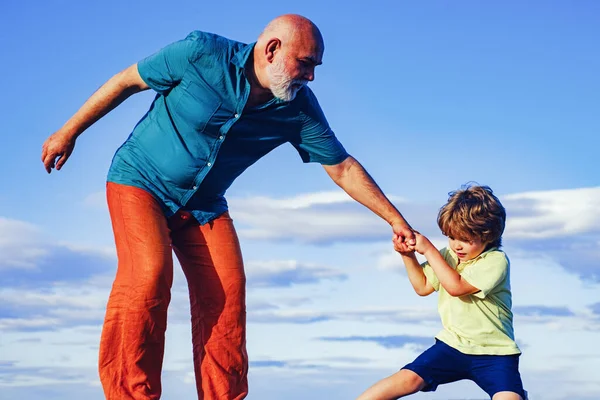 A menudo la mala conducta de los niños es simplemente un intento de hacer frente a algún otro problema. Abuelo ayudando. Crianza de niños. El proceso educativo debe comenzar temprano en una vida de niños. . —  Fotos de Stock