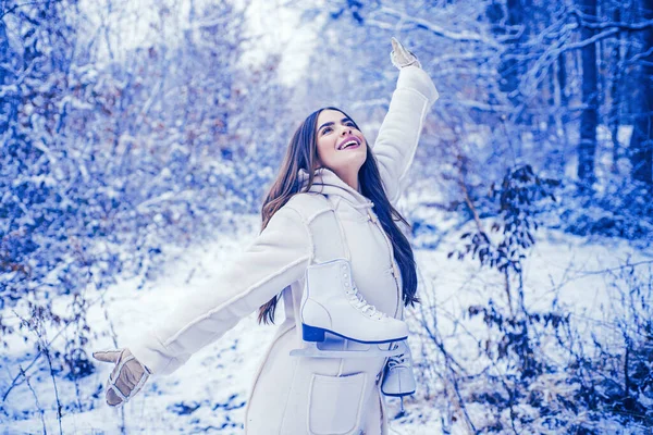 Cieszący się przyrodą zimą. Klasyczna zimowa osoba. Dziewczyna bawiąca się śniegiem w parku. Piękna młoda kobieta śmieje się na zewnątrz. — Zdjęcie stockowe