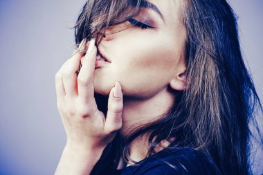 İlk cinsel deneyim. Seksi müzik ve şarkı - şehvetli. Duygu ve duygu. Şehvetli kadın yüz portre yakın çekim.