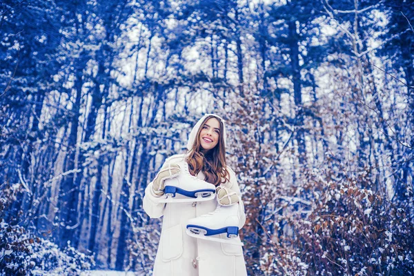 Zimowa kobieta w lesie. Śnieżna zimowa koncepcja mody piękna. Koncepcja zimowa. — Zdjęcie stockowe
