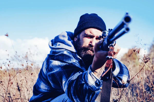 アメリカの狩猟。狩りに散弾銃を持つハンター。森のハンターを目指してライフル。ハンターの男。狩猟期間、シーズン。銃を持つ男性. — ストック写真