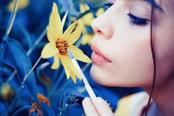 Şehvetli kadın dudakları. Doğa kızı konsepti. Bahar resmi. Sarı bahar havası. Bahar ruju. — Stok fotoğraf