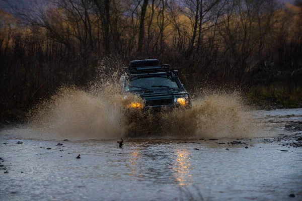 Passeie no carro off-road. Bela natureza. fundo conceito de viagem de aventura. Veículo fora de estrada em movimento na competição de rali. Carro off-road na estrada da montanha . — Fotografia de Stock