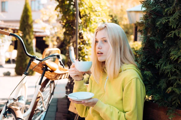 Femme d'automne buvant du café sur le banc du parc sous le feuillage d'automne. Belle jeune femme moderne souriant heureux et joyeux. Concept d'automne . — Photo