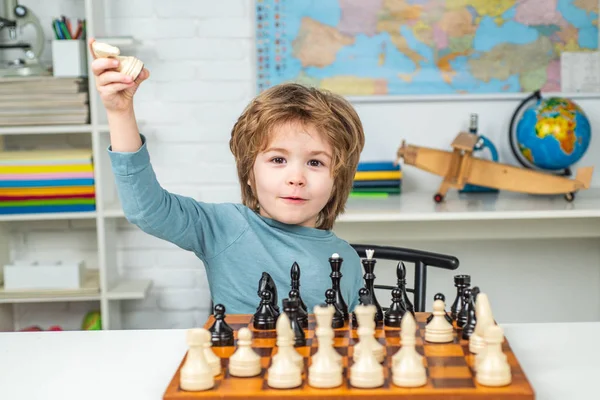 Thinking child. Little boy playing chess. Concentrated boy developing chess strategy, playing board game. — Stock Photo, Image