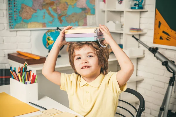 Egy általános tanuló portréja, ahogy a kamerába néz. Boldog aranyos okos fiú könyvvel. A kis diák fiú boldog egy kiváló jellel. Gyermekek tanulása. — Stock Fotó