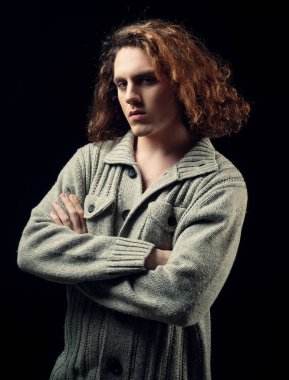 Yakışıklı genç adam izole edilmiş. Giyim mağazası reklamı. Erkek portresi. Siyah arka planda izole edilmiş ve kameraya bakıyor. Yaşam tarzı insan konsepti.