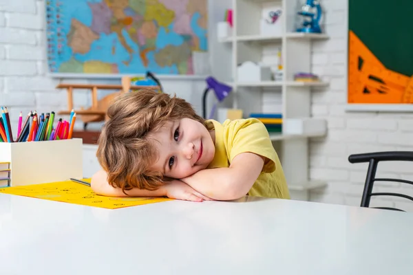 Portret ucznia szkoły podstawowej w pomieszczeniach. Badanie domowe. — Zdjęcie stockowe