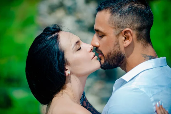 Concepto de seducción. Te quiero. Te quiero. Secretos de fantasía. Novia y novio satisfechos disfrutando de momento romántico. Juego previo sensual . —  Fotos de Stock