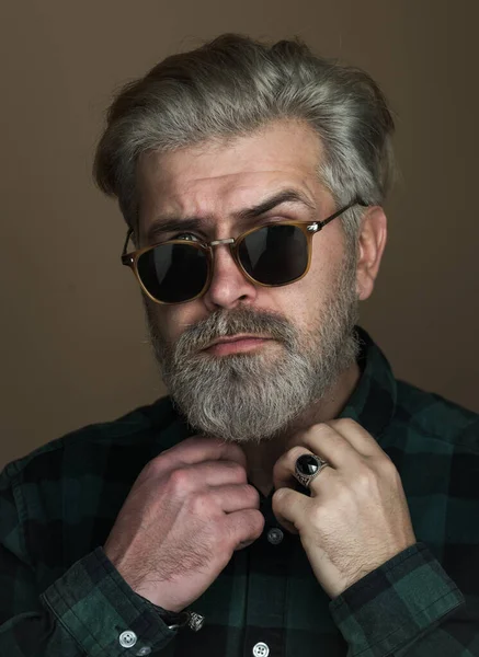 Szakállas, szemüveges férfi magabiztos. Egy vonzó 40 éves férfi portréja. Jóképű férfi modell - szakáll bajusz és szőke frizura visel alkalmi ing. — Stock Fotó