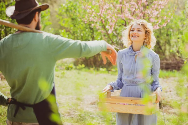 Propriétaire d'une petite entreprise vendant des fruits et légumes biologiques. Deux personnes marchant dans un champ agricole. Jour de la Terre . — Photo