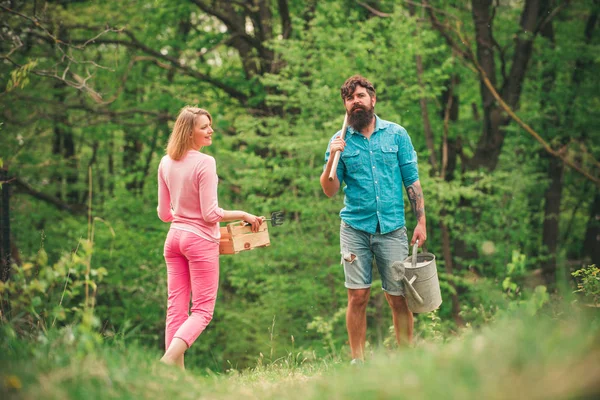 Porträt eines jungen glücklichen Paares im Hof während der Frühlingszeit. Landwirtschaft und landwirtschaftlicher Anbau. Bauernpaar bei der Feldarbeit. — Stockfoto