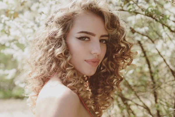 Felicidad natural, diversión y armonía. Hermosa mujer sonriendo con maquillaje perfecto. Elegante joven feliz mujer . — Foto de Stock