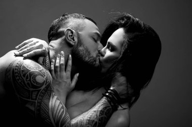 Tutkulu çift öpüşüyor. Romantik bir çift öpüşüyor. aşık seksi çift. aşk ve romantizm. sevgililer günü. Genç aşıklar. Seni seviyorum. öpüşen çift. arzu ve ayartma. sıcak ilişki