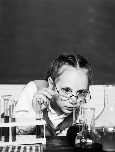 De vuelta a la escuela. Lo que se enseña en química. Concepto escolar. Concepto de ciencia y educación . — Foto de Stock