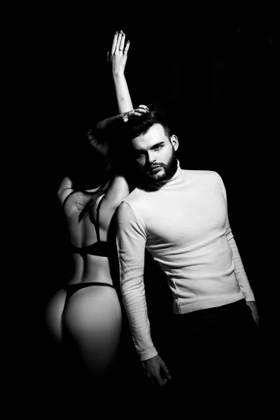 Atmosphère intime. Relations amoureuses passionnées. Amoureux passionnés. Couple romantique. Attrayant macho sexy booty girl amateurs passionnés. Sexy fille et beau hipster barbu dans l'obscurité — Photo