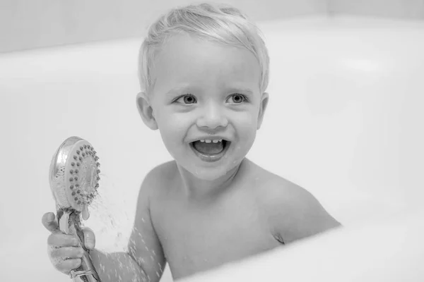 儿童泡澡。可爱的笑着小男孩用肥皂泡了个澡。可爱的小男孩在洗澡。孩子在洗澡. — 图库照片
