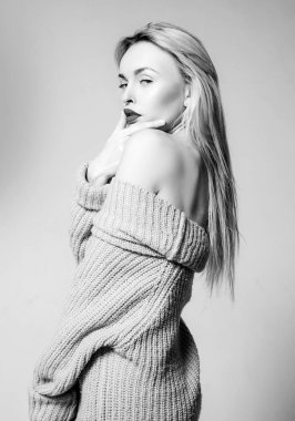 Makyajı kadar iyi hissediyor. Makyaj modeli güzellik bakmak. Renkli makyaj ve uzun sarı saçlı şehvetli kadın. Seksi kırmızı dudak makyajı giyen güzel kız