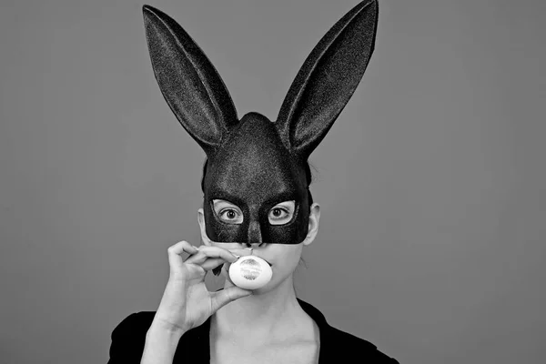 Lápiz labial beso huella en huevo de Pascua. Feliz Pascua. Chica con orejas de conejo de encaje. Mujer conejita. Conejito de Pascua mujer, conejo y niña . —  Fotos de Stock