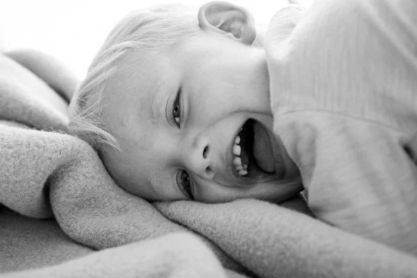 男の子かわいい遊び心のある陽気な子供の面白い顔。幸せな少年だ子供の世話だ幸せな瞬間. — ストック写真