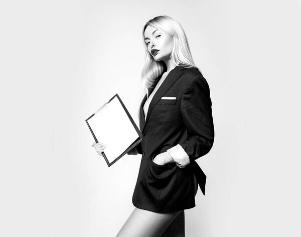 Этот стильный клипборд хранит все документы вручную. Сексуальная деловая женщина держит планшет. Менеджер с письменной доской для документооборота. Клип-доска, копировальное пространство
