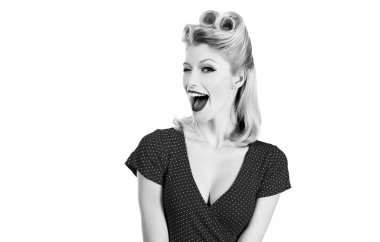 Kırmızı dudaklı kadın sürpriz bir sevinçle bağırıyor. Reklam için jestler. Pozitif neşeli, şaşkın kızın portresi. Omg. Eski saç modeli. Pozitif neşeli kızın portresi. Zarif bir kadın modelle