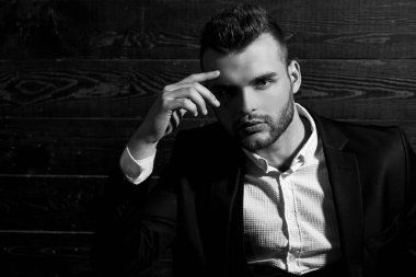 Moda kıyafeti. Lüks erkek kıyafetleri. Klasik kostüm ve moda. Klasik takım elbiseli zengin adam. Takım elbiseli adam. İş adamı güveni. Klasik kostüm. Mans Moda.