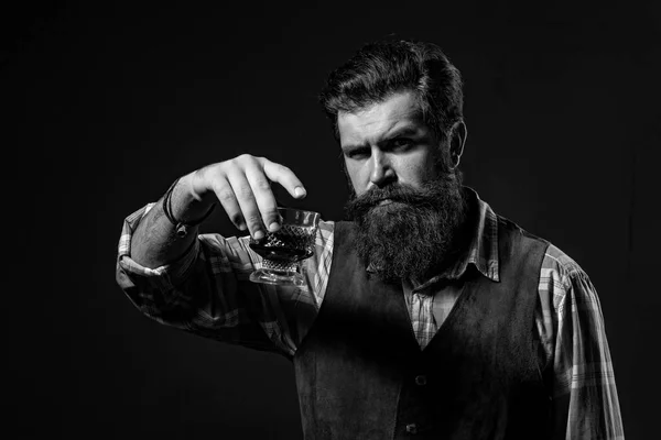 Człowiek pijący alkohol ze szkła. Degustacja i degustacja. Koncepcja stylu mody. Man Barman trzyma szklankę whisky. — Zdjęcie stockowe