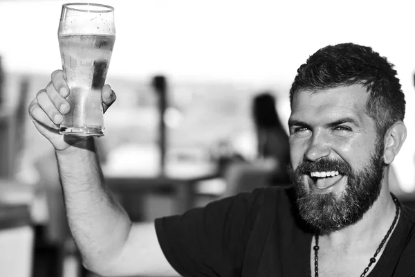 Vousatý muž pije pivo z pivního džbánku. Člověk pije pivo. Muž s pivem. — Stock fotografie