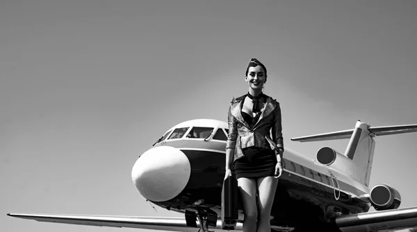 Bela hospedeira. Aeromoça. Conceito de viagem. Viagem e viagem de avião. Uma hospedeira encantadora. Conceito de companhias aéreas. Hospedeira aérea. Bonita hospedeira feminina no aeroporto . — Fotografia de Stock