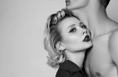 Seksi kadın ve sarılan yakışıklı adam. Birlikteyken daha iyiyiz. Seksi vücuda aşık bir çift. Aşık genç ve güzel bir çift. Romantik ve aşk dolu. Genç ve ukala aşıklar. Moda..