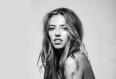 Çıplak omuzlu güzel bir kız. Güzel genç kadın yakın çekim portre. Sağlıklı tenli güzellik kızı. Günlük makyaj. Mükemmel bir cilt ile güzel kadın yüzü.